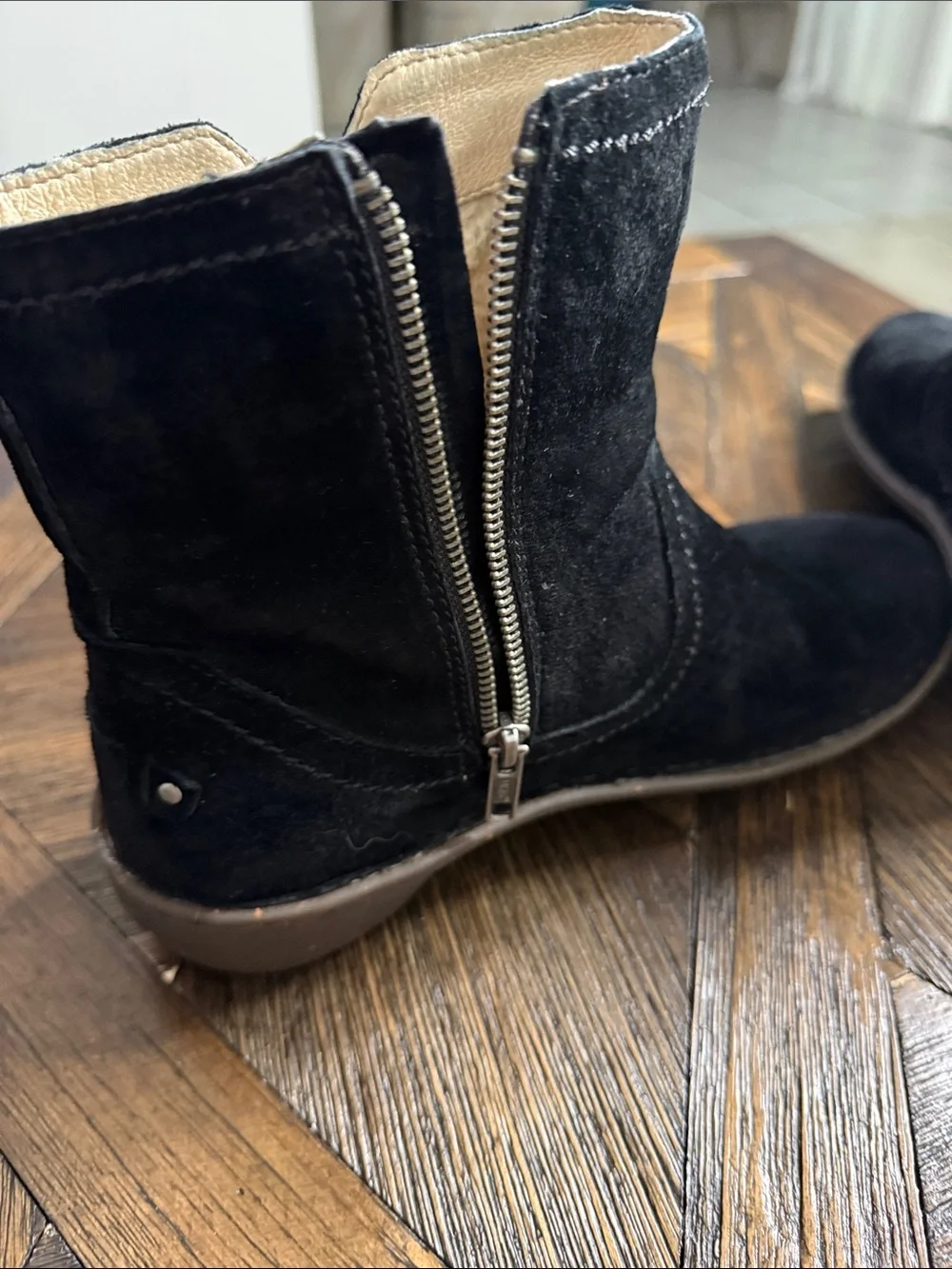 UGG Neevah Black Suede Ankle Booties Women’s Size 9 Sheepskin Lined Side Zip
